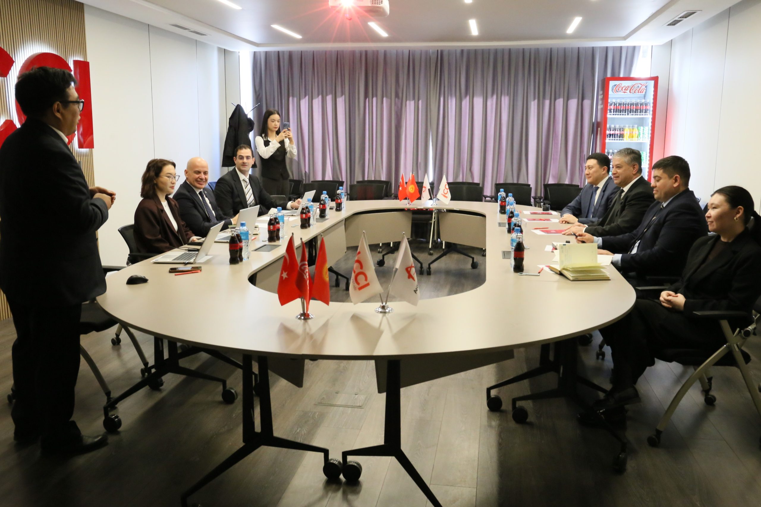2026-жылдын 27-мартында Кыргыз Республикасынын Президентине караштуу Инвестициялар боюнча улуттук агенттиктин Башчысы Бишкек шаарындагы ЖЧК  «Кока-Кола Бишкек Боттлерс»  заводуна иш сапары менен барды.
