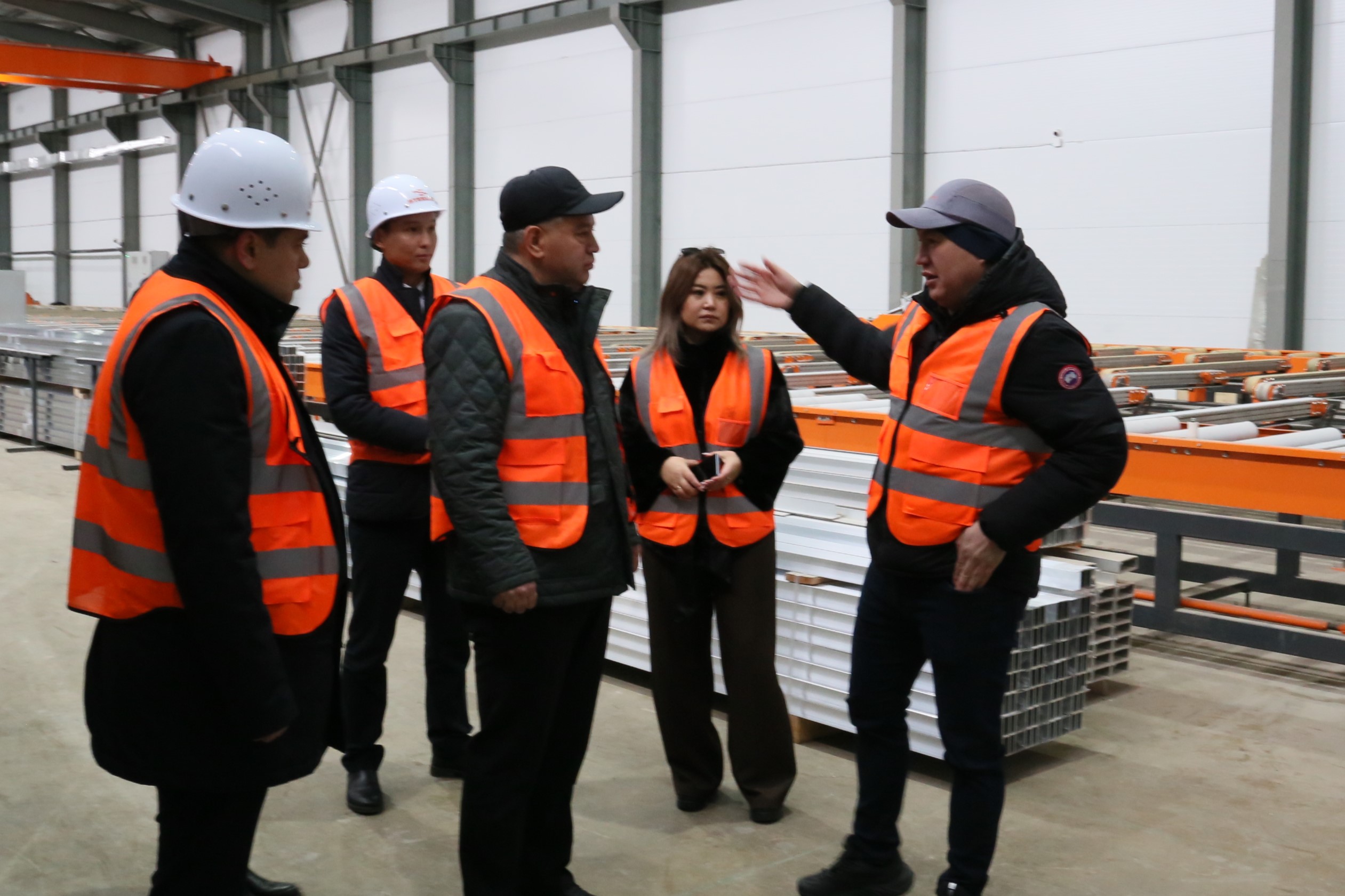 Глава Национального агентства по инвестициям ознакомился с работой завода алюминиевых профилей ОсОО «Стилекс»